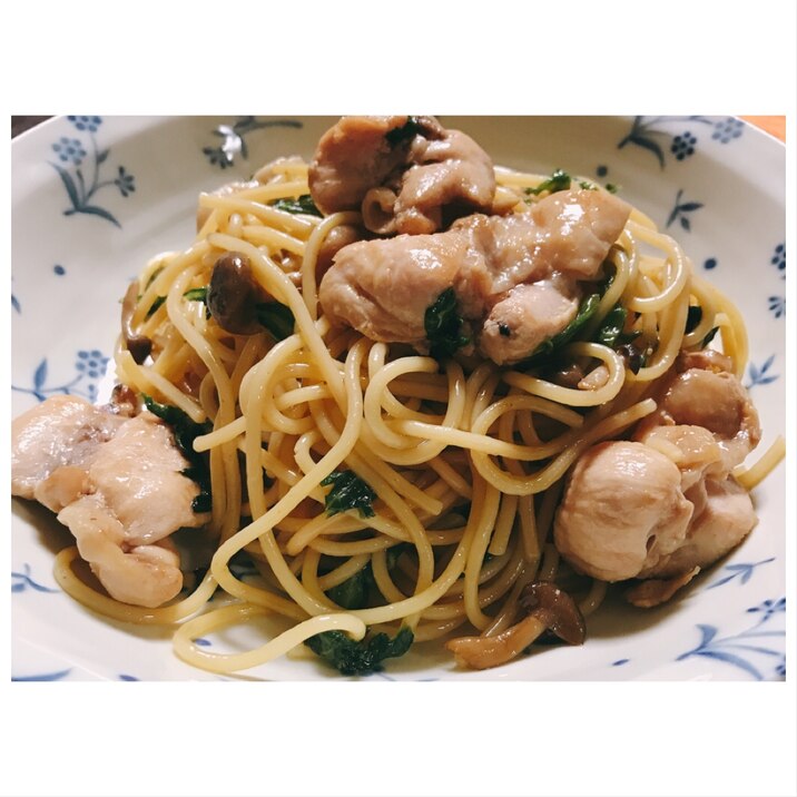 鶏肉ごろごろ☆鶏肉とサニーレタスの和風パスタ